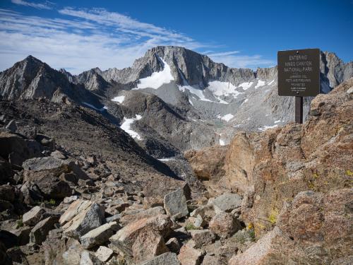 Kings canyon sign at top of Lamarck Col